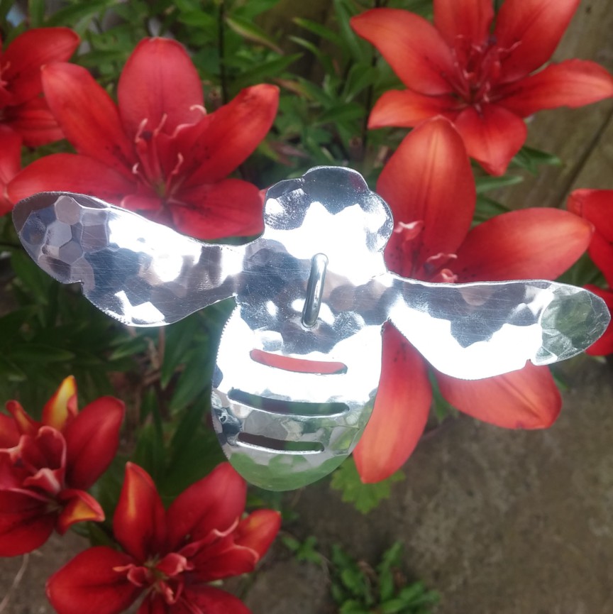 Aluminiumart aluminium bee on stick